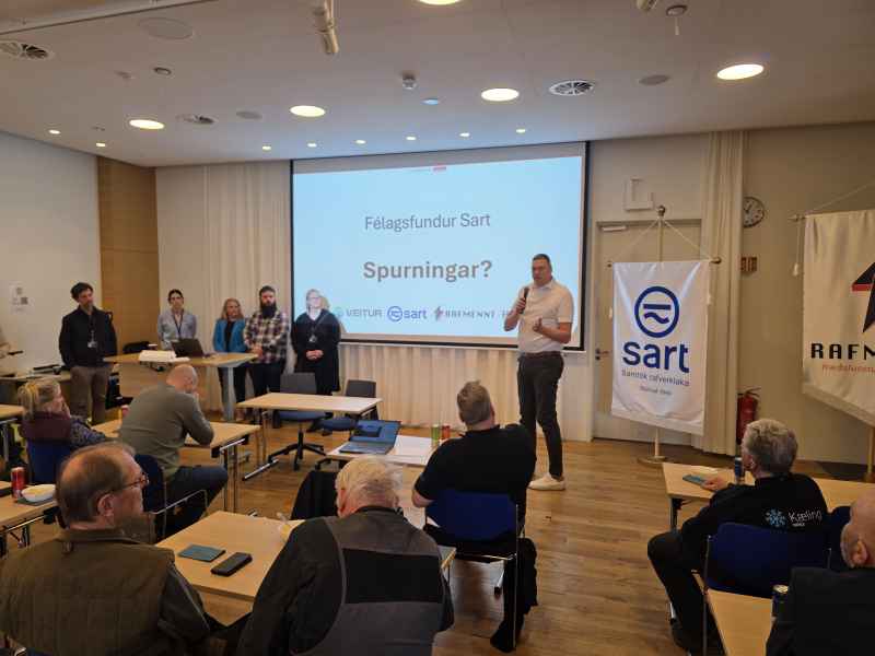 Egill Jónasson frá Rarik svaraði fyrirspurnum